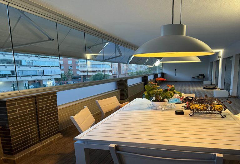 ¿Cómo acristalar tu terraza con cortinas de cristal?
