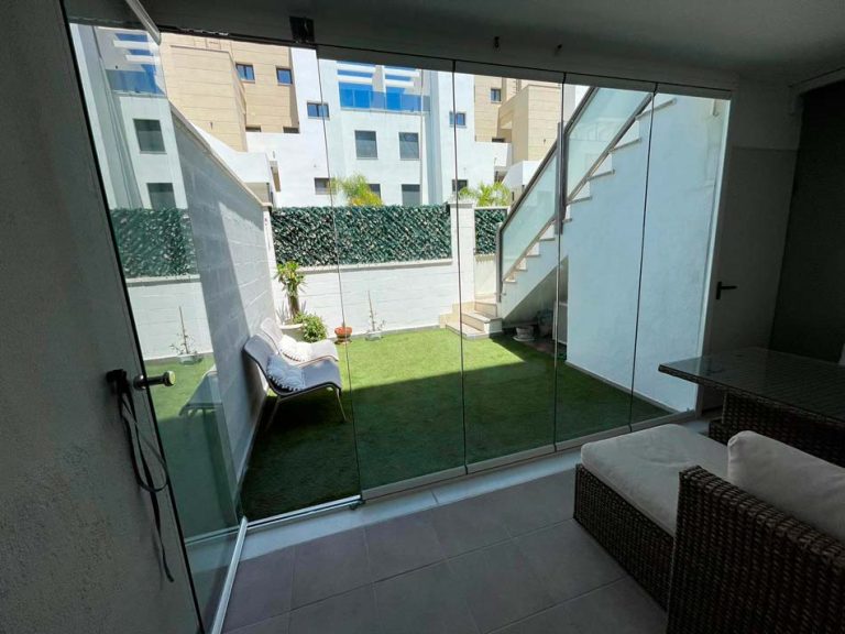 acristalamiento patio con cesped