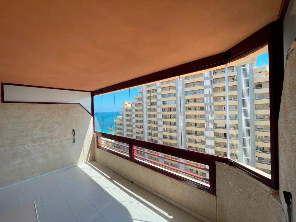 Cerramiento de terraza con cortinas de cristal para conseguir una terraza más fresca para el verano.