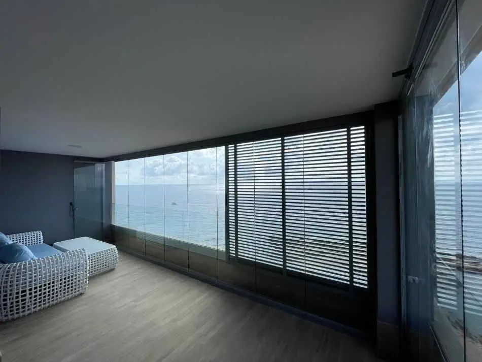Cortinas de cristal en punta prima.