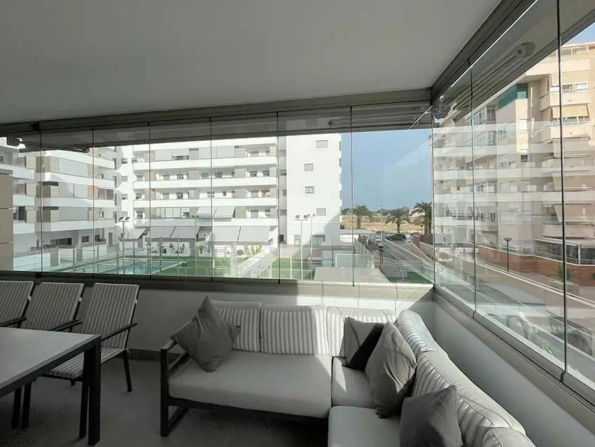 Casa con cortinas de cristal.
