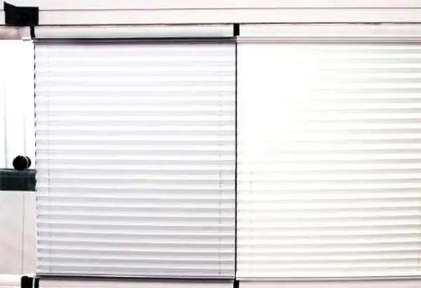 Cortinillas para las cortinas de cristal.