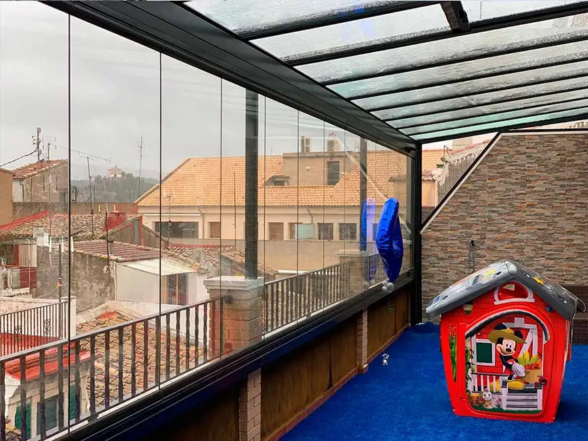 Instalar un techo fijo es una solución a la hora de proteger los muebles de la lluvia.