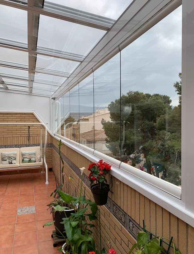 Cortina de cristal con techo móvil