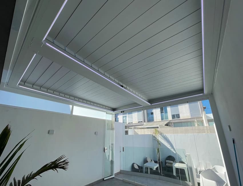 Pérgola bioclimática con luz LED