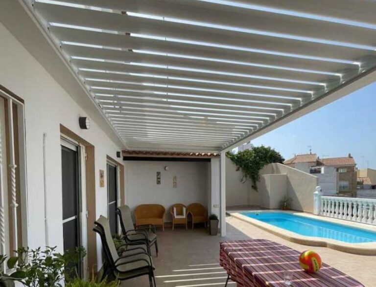Cerramiento de terraza con pérgola bioclimática